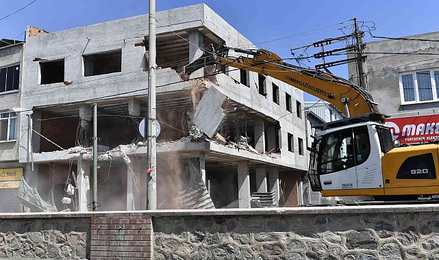 3 katlı kaçak bina yıkıldı