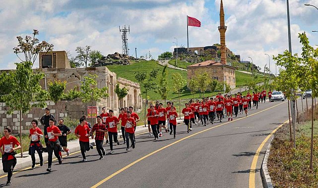 'Ekranı Kapat, Dünyaya Koş' sloganıyla halk koşusu düzenlendi