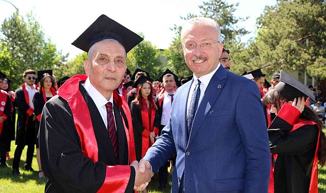 4 çocuk babası 77 yaşında Hukuk Fakültesinden mezun oldu