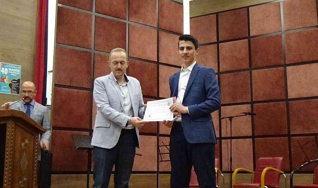 40 Hadis Yarışması'nda dereceye giren öğrencilere ödül