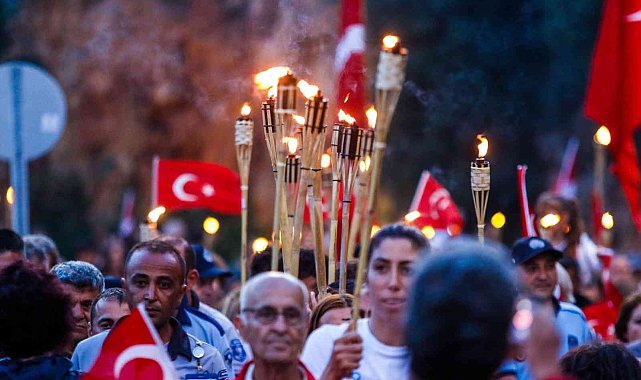 400 metrelik dev Türk bayrağı açıldı, görsel şölen oluştu