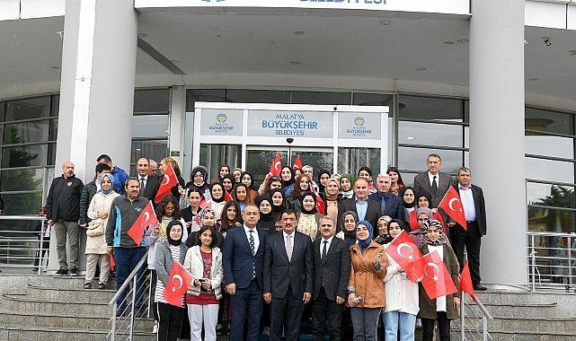 41 öğrenciye kamp için Çanakkale'ye uğurladı