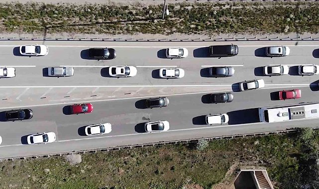 43 ilin geçiş noktasında trafik yoğunluğu: Tatilcilerin dönüş yolcuğu sürüyor