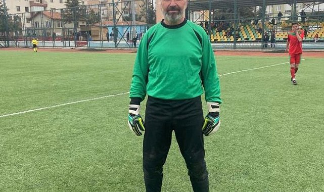 58 yaşındaki kaleci gençlere taş çıkartıyor