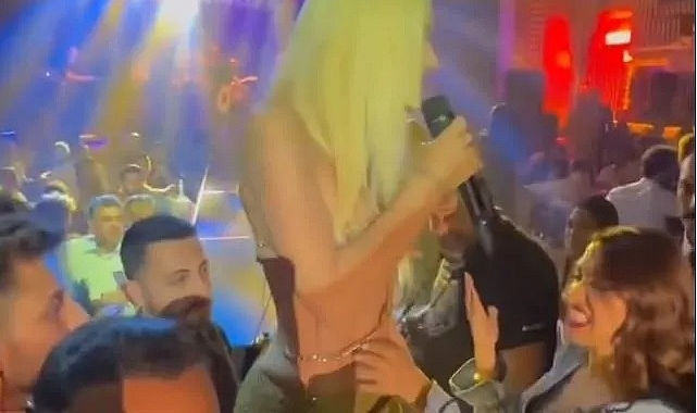 Zuhal Topal Gülşen'in sahnesine gitti. Gözlerine inanamayıp elledi !