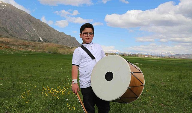 9 yaşındaki davulcu profesyonellere taş çıkartıyor