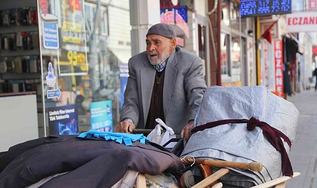 93 yaşındaki Ahmet dede gençlere taş çıkartıyor