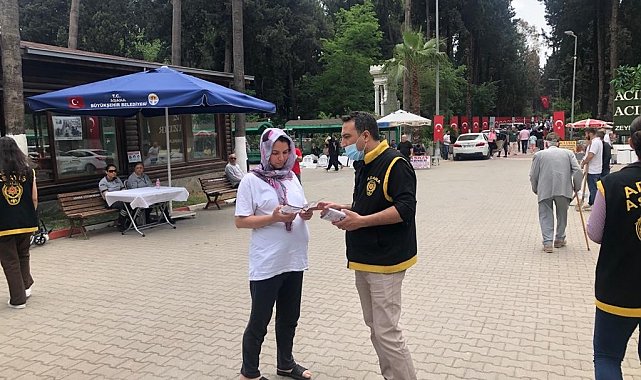 Adana polisinden mezarlıkta, AVM&#039;de, sokakta, yurtta KADES bilgilendirmesi