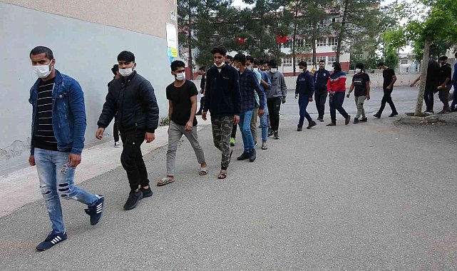 Adıyaman'da 76 kaçak göçmen gözaltına alındı