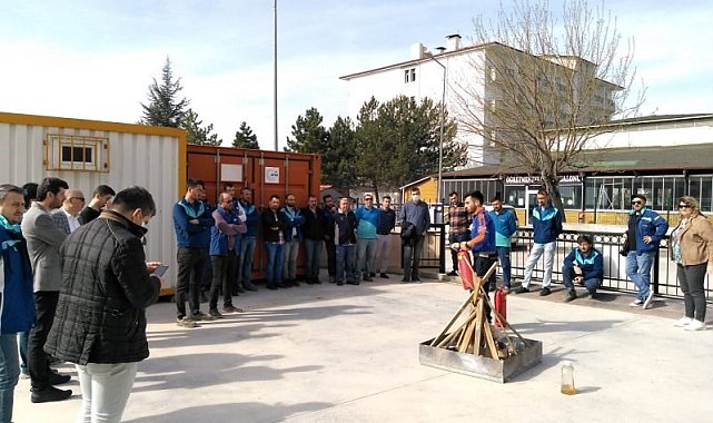 AFAD İl Müdürlüğü çeşitli kurumlarda bilgilendirmeler yapmaya devam ediyor