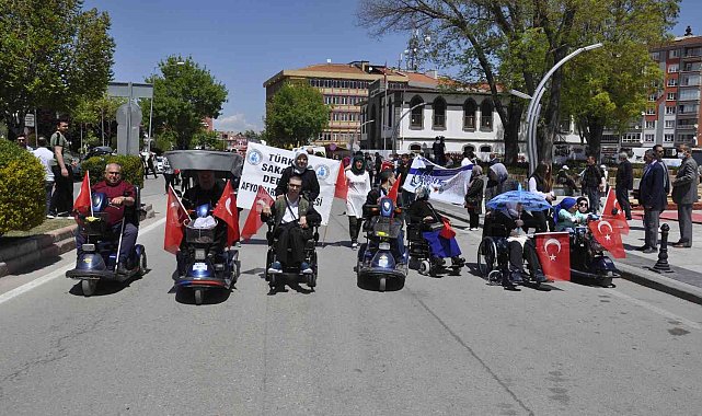 Afyonkarahisar'da düzenlenen festivalde engelli bireyler gönüllerince eğlendi