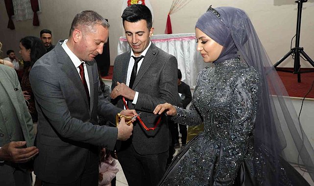 Ağrı Milli Eğitim Müdürü Kökrek, yurtta büyüyen ve iş hayatına atanan gençlerin mutluluklarına ortak oldu