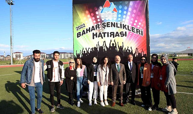 Ağrı Valisi Dr. Varol ile AİÇÜ Rektörü Prof. Dr. Karabulut öğrencilerle bir araya geldi
