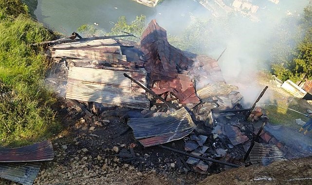 Ahır ve merek olarak kullanılan 2 katlı binada yangın çıktı