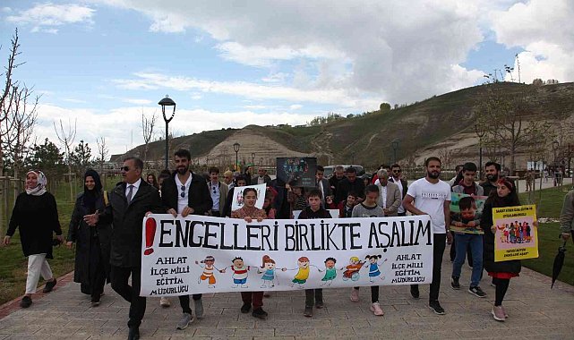 Ahlat'ta farkındalık yürüyüşü