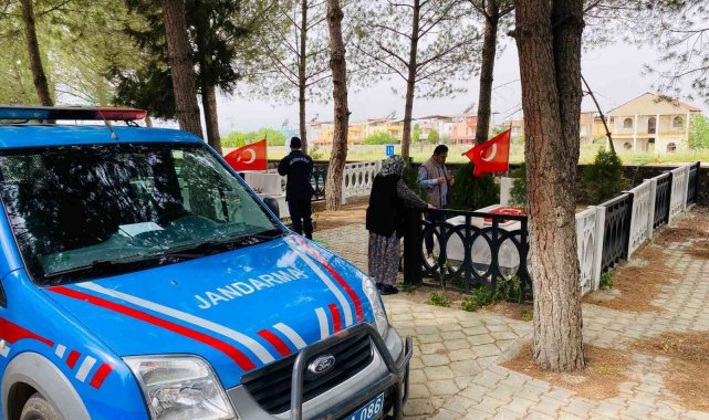 Ahmetli'de jandarmadan 60 çocuğa bayramlık