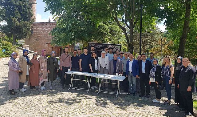 AK Gençler vefat eden gençler ve şehitler için lokma dağıttı