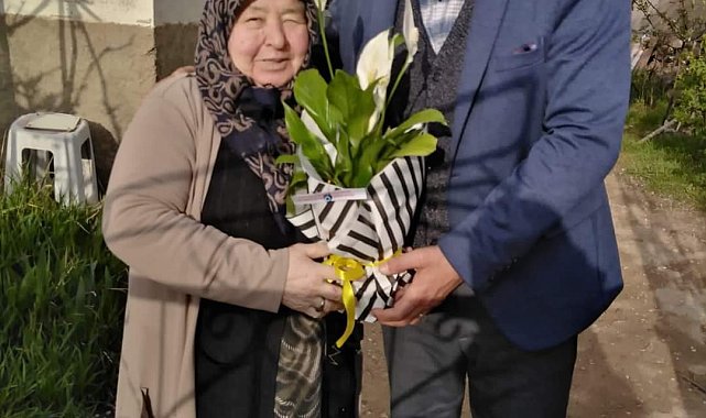 AK Parti Tomarza'da annelere çiçek verdi