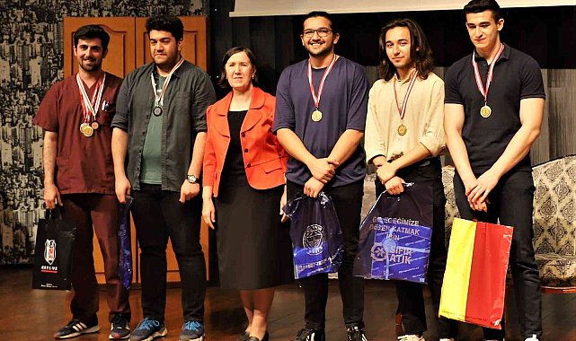 Akademisyenler ve üniversite öğrencileri tiyatroda buluştu