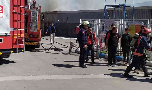 Akaryakıt istasyonu yakınındaki depoda çıkan yangın korkuttu