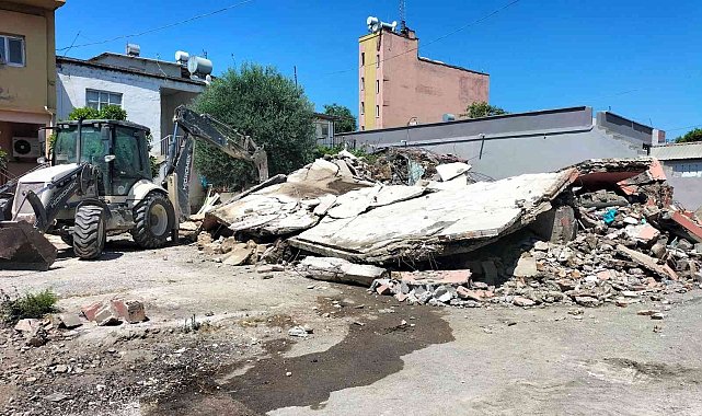 Akdeniz'de metruk binaların yıkımı devam ediyor