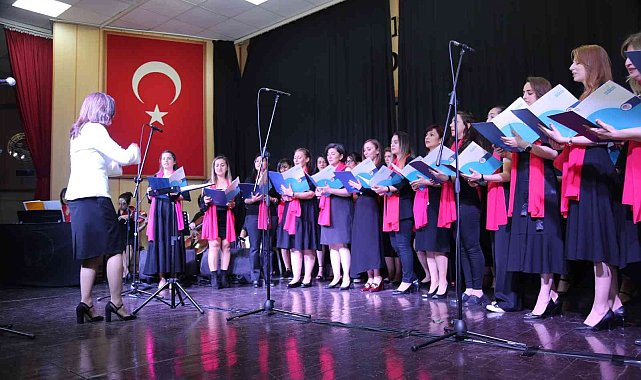 Akdeniz'in Kadınlar Korosu sanatseverlerden tam not aldı