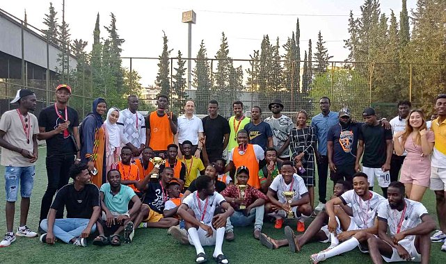 Akdenizli Afrikalılar futbol turnuvasında ter döktü