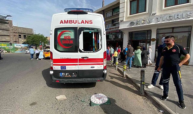 Akli dengesi yerinde olmayan şahıs park halindeki ambulansın camını kırdı