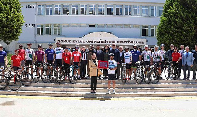 Al bayrağımızı, bisikletle DEÜ Bayrakbilim Müzesine ulaştırdılar