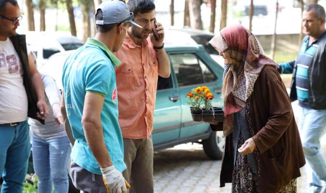 Alanya Belediyesi bayramda 62 bin çiçek dağıttı
