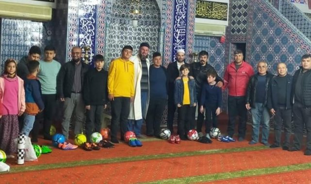 Alaplı'da teravihe gelen çocuklar ödüllendirildi