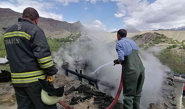 Alevler içinde kalan odunluk kullanılamaz hale geldi