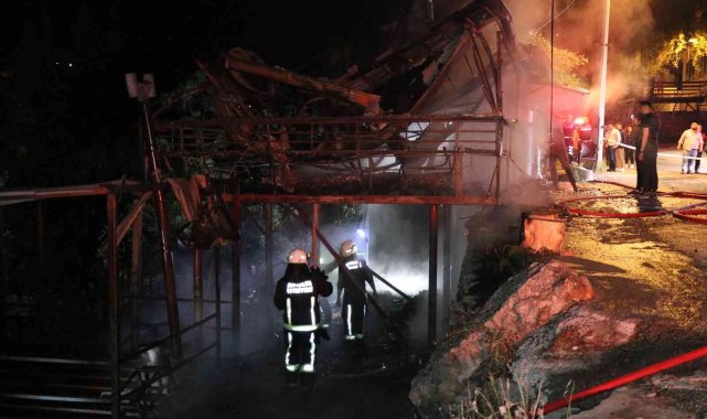Alevlere teslim olan restoran küle döndü