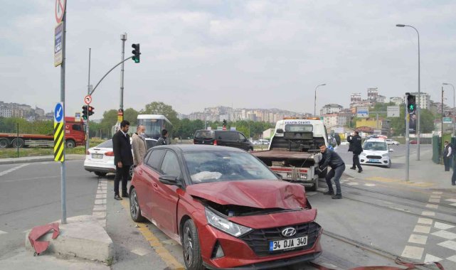 Alibeyköy&#039;de tramvay ile otomobil çarpıştı