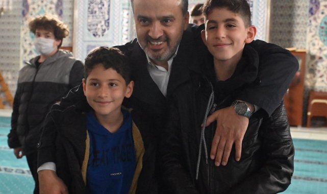 Alinur Aktaş 72 farklı ülkeden 350 öğrenciyle bayramlaştıktan sonra kahvaltı yaptı