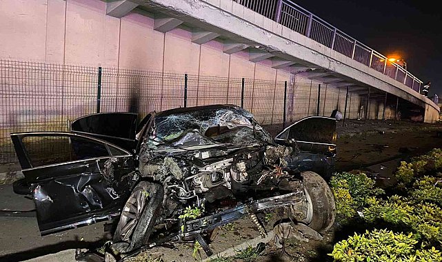 Alkollü halde kullandığı otomobili ile köprü demirlerini kırarak aşağı uçtu: 3 yaralı