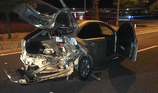 Alkollü sürücü seyir halindeki araca çarpıp kaçtı: 4 yaralı