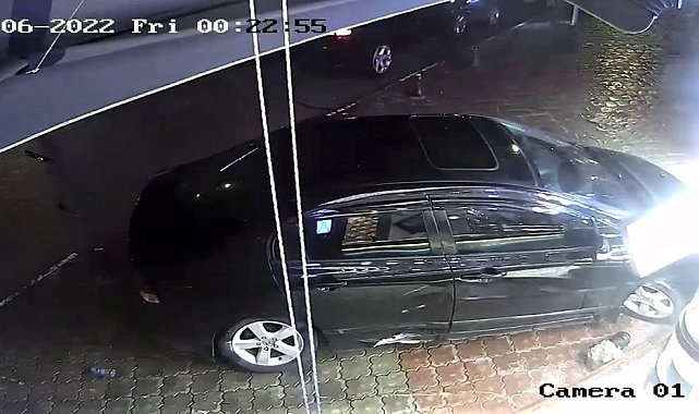 Alkollü sürücünün park halindeki iki otomobile çarptığı anlar kameraya yansıdı