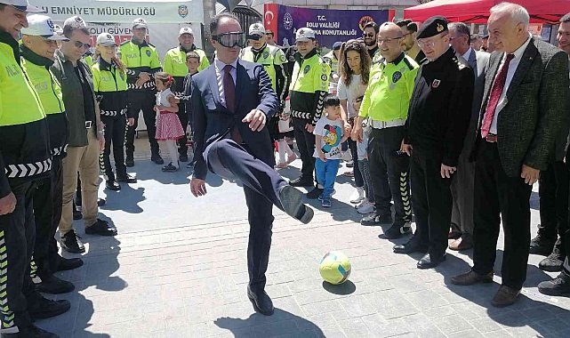 Alkolün etkisini taktıkları gözlükte yaşadılar