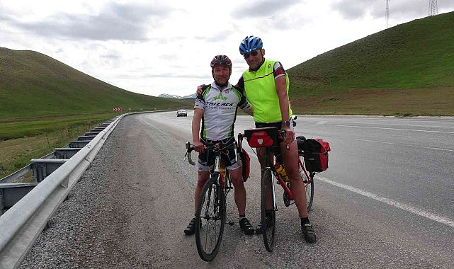 Alman iki kardeş Ukrayna için bisikletle Van'a geldi