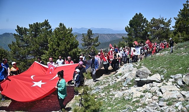Amanoslar'ın zirvesi Keldaz Dağı'nda İstiklal Marşı'nı okudular