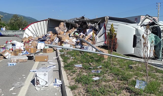 Amasya'da kargo malzemesi taşıyan tır devrildi: 2 yaralı