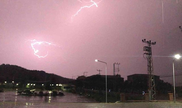 Amasya'da şimşekler geceyi gündüze çevirdi