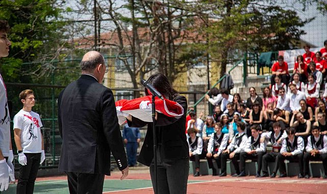 Anıtkabir&#039;de dalgalanan Türk bayrağı lisede sergilenecek