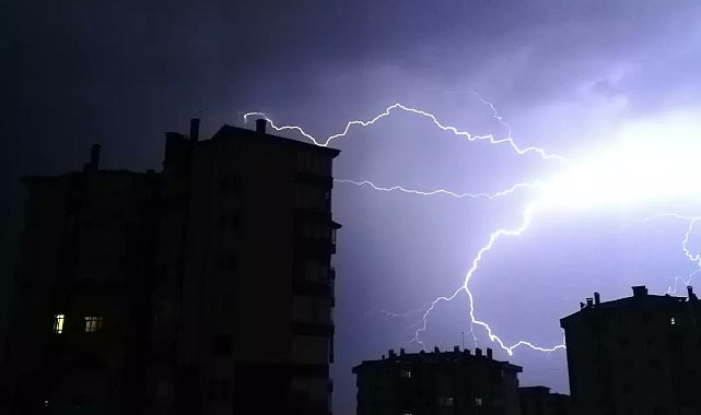Ankara&#039;da şimşekler geceyi aydınlattı