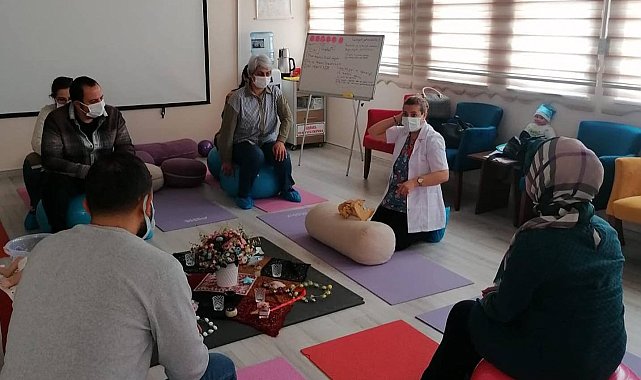Anne, baba adaylarına Gebelik Okulunda eğitim