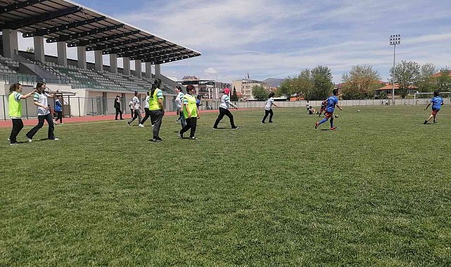 Anneler Günü'nü yeşil sahada anneleriyle kutladılar