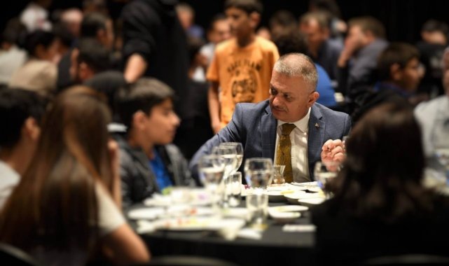 Antalya protokolü çocuklarla kahvaltı yapıp yaşlıların elini öptü