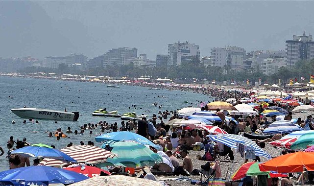 Antalya'da termometre 30 dereceyi gösterdi, vatandaş sahilde yer bulmakta zorlandı