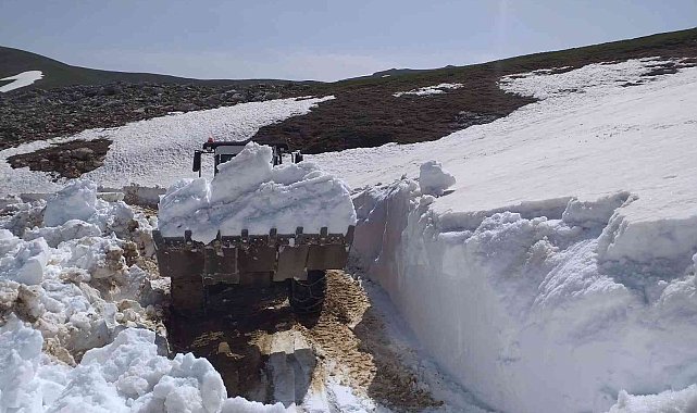 Antalya'da yayla yollarında kar temizliği